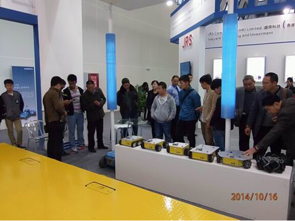 星空平台app参展2014绵阳科博会-技术人员向观众演示机器人.jpg